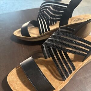 Daisy Fuentes Black and Tan Sandals with Crisscross Straps